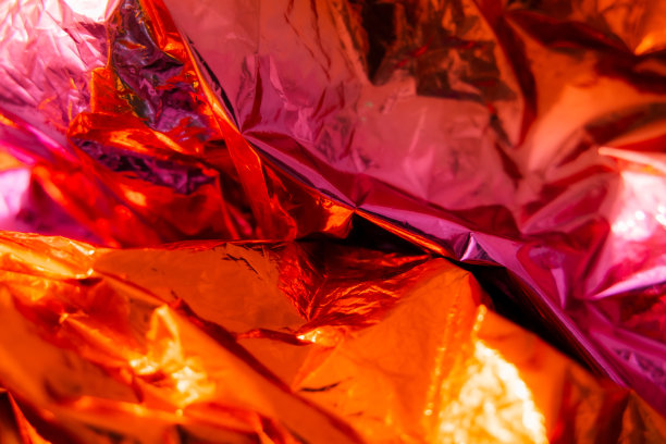 红色衬托纹理背景。全息皱巴巴的表面。充满活力的粉红色梯度模板设计。图片下载