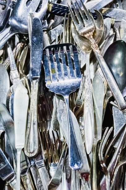 特写图像的一堆银和不锈钢餐具图片下载