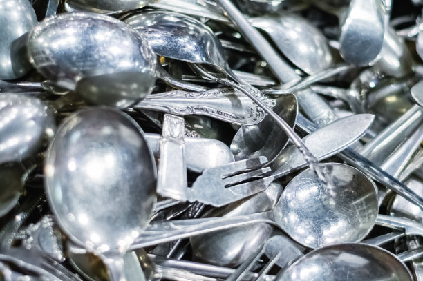 特写图像的一堆银和不锈钢餐具图片下载