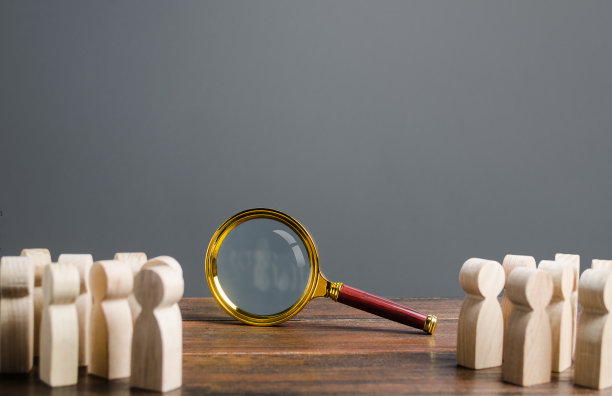 人们看着大放大镜。寻找和追溯概念，找出真相，解决问题。研究、回顾与探索。寻找工作。分析和关注图片下载