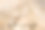 木制背景上的三枚结婚戒指图片下载