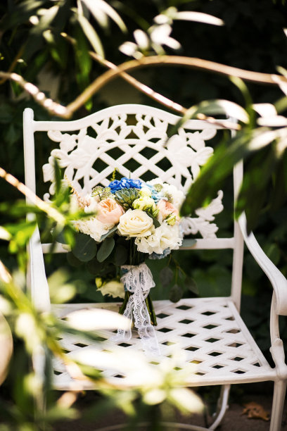 彩色婚礼花束放在复古椅子上图片下载