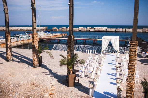 户外婚礼在蓝色的大海上图片下载