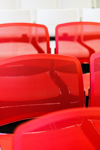 教室里明亮的红色座位的特写图像图片下载
