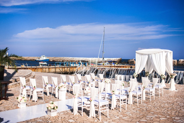 户外婚礼在一个绿色的花园图片下载