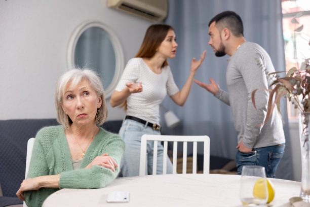 被冒犯的母亲在家里吵架时不要和成年子女说话图片下载