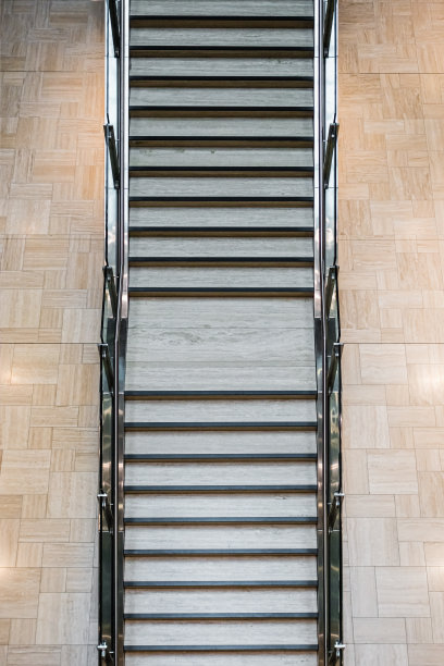 玻璃，铬和瓷砖楼梯从上面看瓷砖地板图片下载