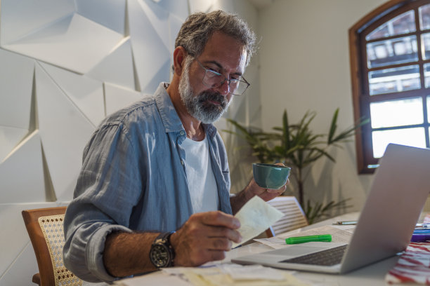 一个在家理财的老人图片下载