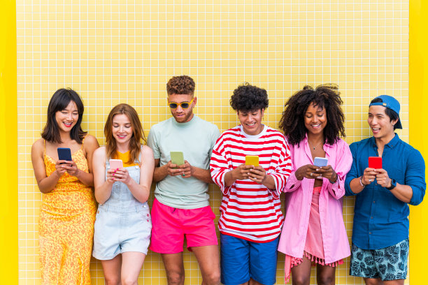 一群年轻的好朋友在户外聚会图片下载