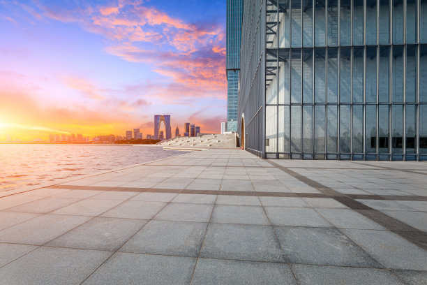 日落时分的城市广场和天际线图片下载