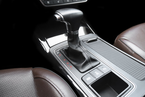 现代汽车的自动挡杆。现代汽车内部细节。关闭视图。汽车内部。自动变速器杠杆换挡。棕色皮革内饰与缝线图片下载