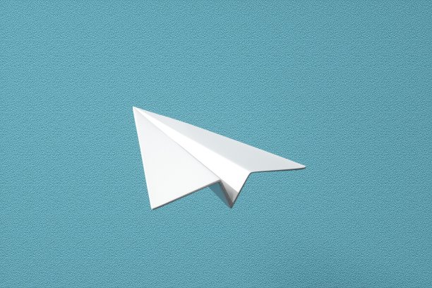 3D渲染的虚拟纸飞机图片下载