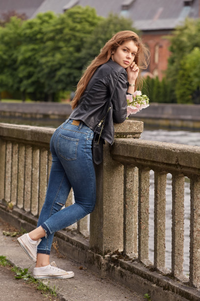 沉思的悲伤的女人图片下载