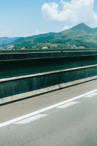 高速公路和远山图片下载