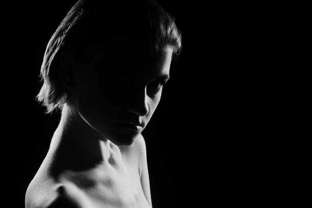 女人在黑暗图片下载