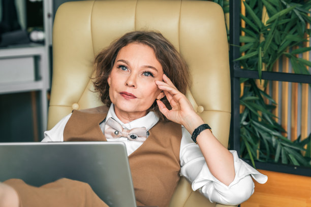 自信时尚成熟的中老年在职女性。总经理、首席执行官。年长的资深女商人，60多岁的西装女士，执行商业领袖。企业家的事业。银行会计工作图片下载