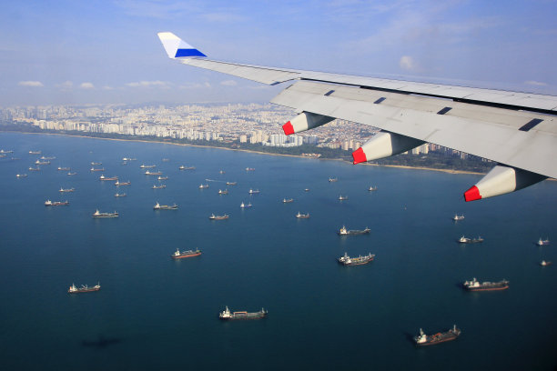 新加坡水域上密集的船只图片下载