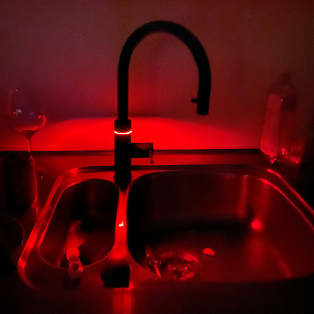 黑色下拉式厨房水龙头-加热水图片下载