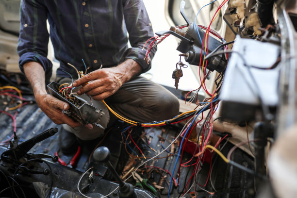 汽车修理工，电气故障，缠结的电缆，工作的人手，团队合作图片下载