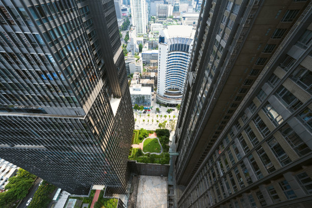 阳光明媚的成都现代城市建筑图片下载