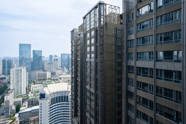 阳光明媚的成都现代城市建筑图片下载