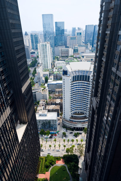 阳光明媚的成都现代城市建筑图片下载