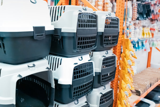 宠物店出售的猫或狗塑料盒。图片下载