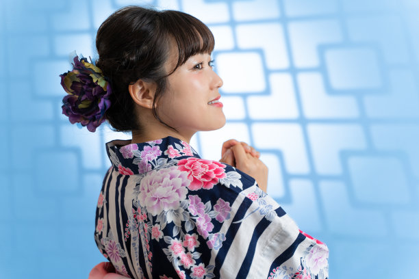 年轻女子在浴场图片下载