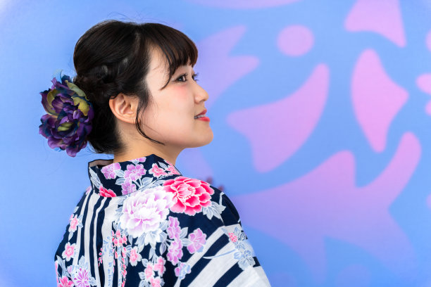 年轻女子在浴场图片下载