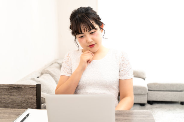 担心年轻的女人图片下载