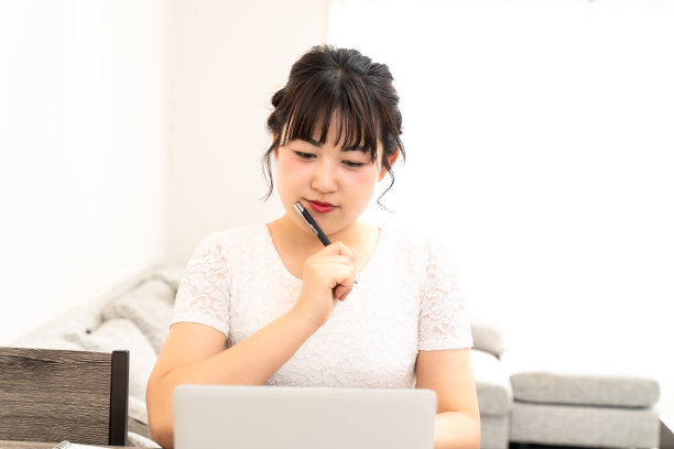 担心年轻的女人图片下载