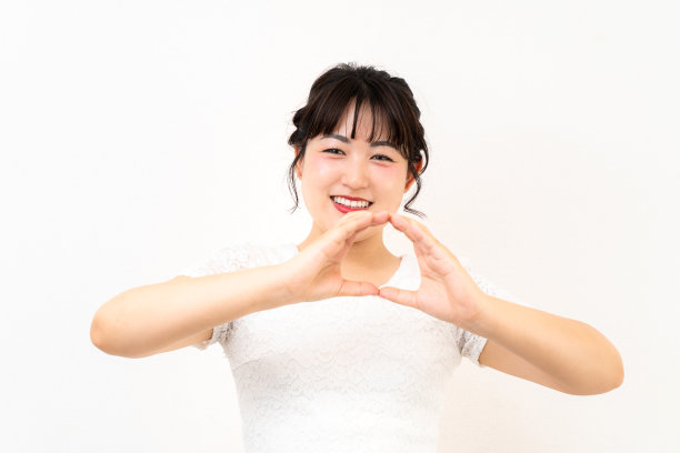年轻女子做了个OK的手势图片下载