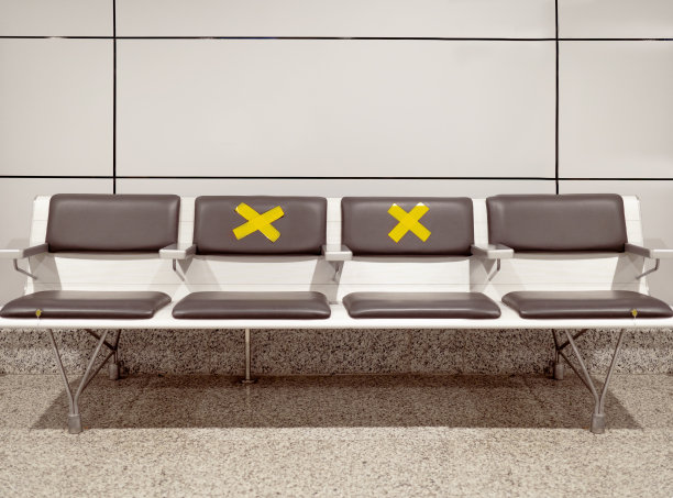 机场里标明要保持社交距离的椅子图片下载