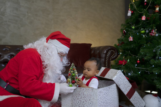 小男孩待在客厅里。圣诞节日。图片下载