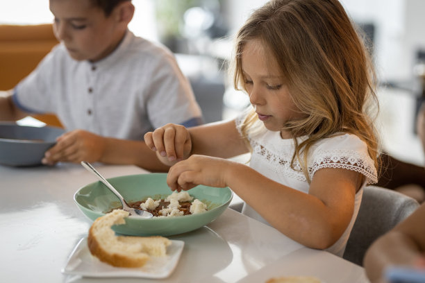 孩子们共进午餐图片下载