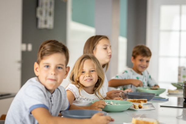 孩子们共进午餐图片下载