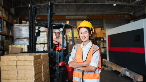 仓库工作人员检查仓库货架上存储产品数量的照片。，工业和工业概念。图片下载