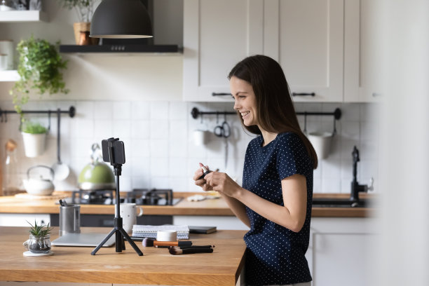开朗的美容护理博主女孩讲述化妆图片下载