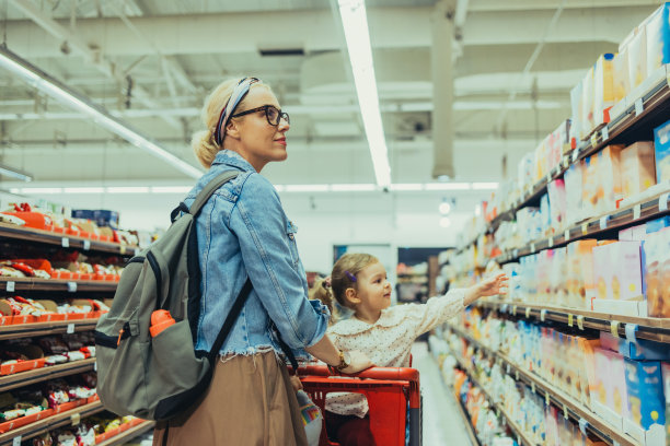 年轻开朗的女孩和妈妈在超市购物图片下载