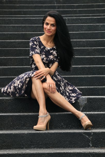 黑色的混凝土楼梯图片下载