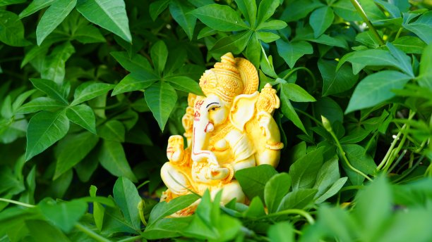 美丽的象头神偶像的特写。象头神节是印度教庆祝象头神降临人间的节日。图片下载