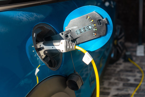 电动汽车的充电器，在房子的车库里给电池充电，而不是汽油图片下载