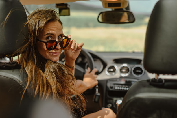 夏天一个女孩在车里的肖像。图片下载