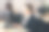 年轻的商业人员亚洲女性工作与耳机和电脑的支持。图片下载