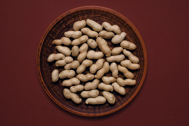 白色的婚礼蛋糕，上面装饰着鲜花和一个印有新娘和新郎剪影的模板图片下载