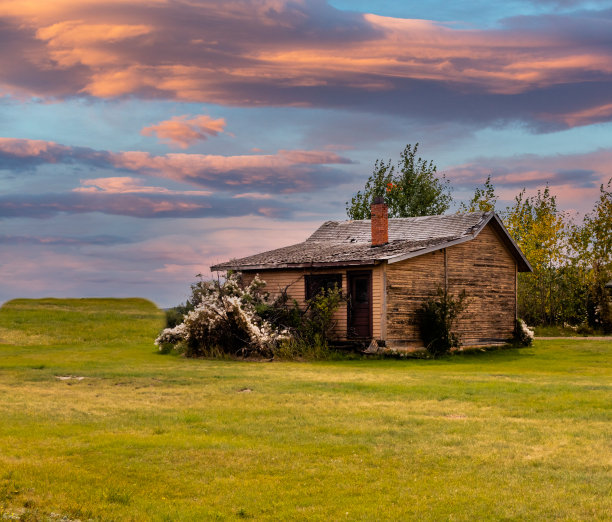 落在不毛之地。米德兰省公园，阿尔伯塔，加拿大图片下载