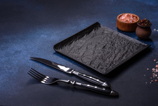 带有复制空间的黑暗穆迪背景上的空方形黑色板图片下载