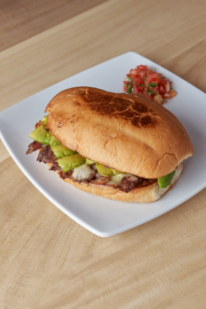 有肉、牛油果和奶酪的美味三明治或蛋糕的图片。典型的墨西哥食物。烤牛肉蛋糕图片下载