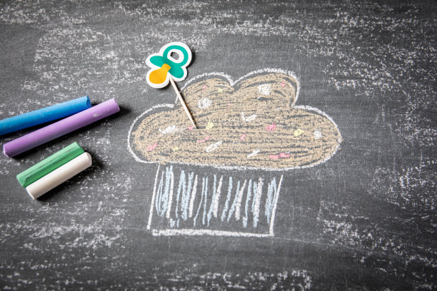 庆祝新生儿诞生。黑色黑板上的彩色粉笔图片下载