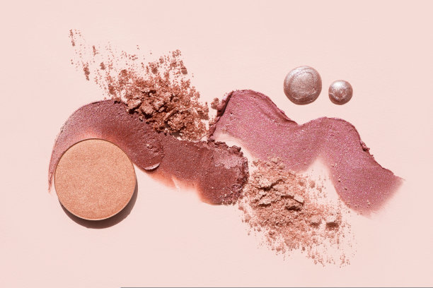 化妆品色板。桃，米色，红色和珊瑚色调风格的化妆品平躺。特写镜头颜色调色板。化妆品样品创意概念图。粉彩背景上的美容产品图片下载